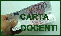 carta docenti mano che tiene una banconota da cinquecento euro