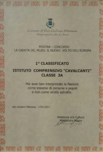 Attestato del primo classificato alla mostra concorso La caduta del muro. Il nuovo volto dell’Europa, conferito alla classe terza a della scuola secondaria di primo grado Bezzecca , per aver ben interpretato le Nazioni come insieme di persone e popoli e non come entità astratte.