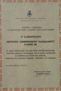 Attestato del secondo classificato alla mostra concorso La caduta del muro. Il nuovo volto dell’Europa, conferito alla classe terza b della scuola secondaria di primo grado Bezzecca , per aver interpretato l’Europa delle identità territoriali, facendo passare il messaggio che il nostro continente è costituito da realtà ben definite, ciascuna con il proprio bagaglio culturale e di tradizioni.