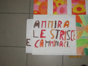 ammira le strisce e cammina