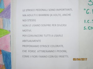 le strisce pedonali sono importanti per adulti e bambini ma spesso ci si dimentica di usarle. gli alunni propongono strisce colorate per invitare i pedoni ad usarle