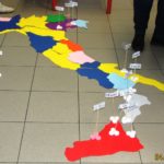 italia con posizionati i cartellini delle città tappa del giro dell'italia meridionale e delle isole