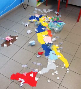 Italia realizzata con regioni colorate. Sono stati versati sopra rifiuti di carta a plastica