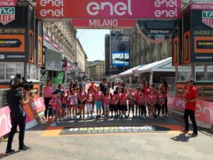 Gli alunni della classe terza b della scuola primaria rodari sono schierati sulla linea del finish per una foto di rito. indossano una maglietta rosa con la dicitura biciscuola