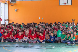 alunni seduti in palestra