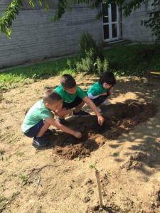 bambini che seminano