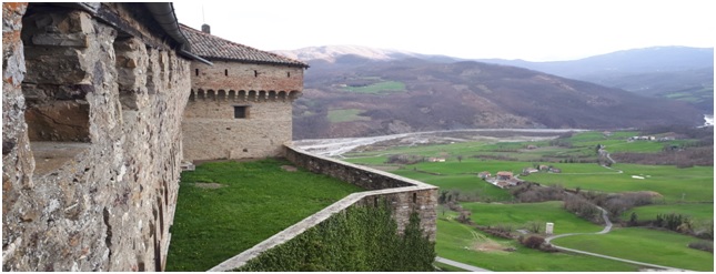 Muro di cinta del castello con scorcio sul paesaggio