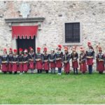 Alunni schierati con costumi dell'epoca colore rosso