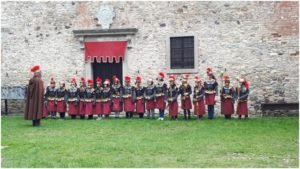 Alunni schierati con costumi dell'epoca colore rosso