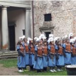 Alunni schierati con costumi dell'epoca colore azzurro