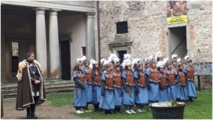 Alunni schierati con costumi dell'epoca colore azzurro