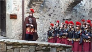 Alunni schierati con costumi dell'epoca colore rosso con capitano