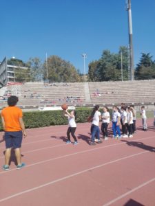 Alunne che giocano a basket