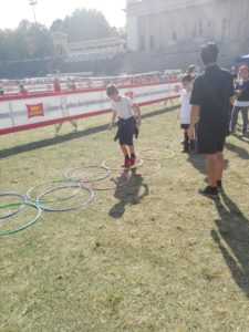 alunni che camminano in cerchi colorati